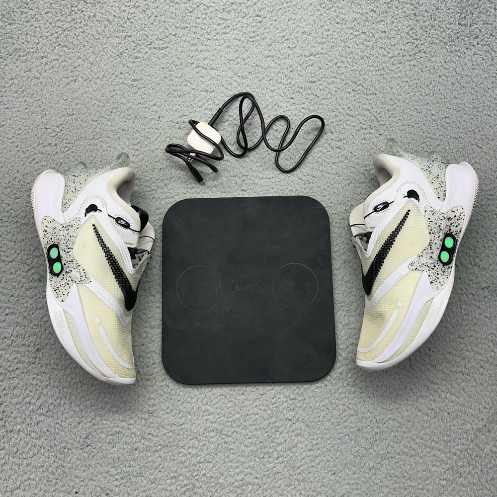 Nike BQ5397-101 Mens Size 9.5 Adapt BB 2.0 Basketball Shoes w/ charging mat